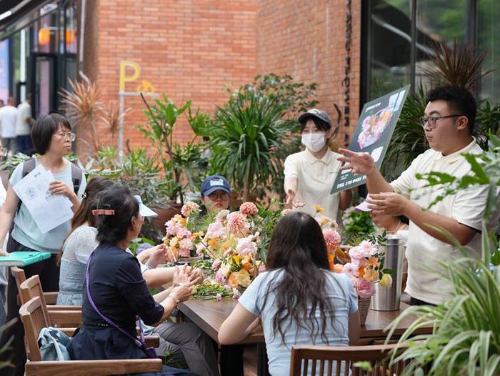 新业态让街区人气十足。人民网记者 李洋摄