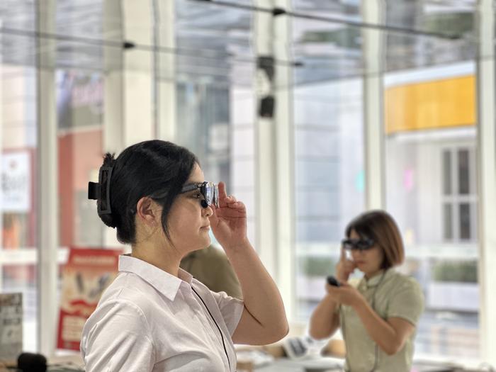 游客正在体验AR眼镜(央广网发 袁帅 摄)