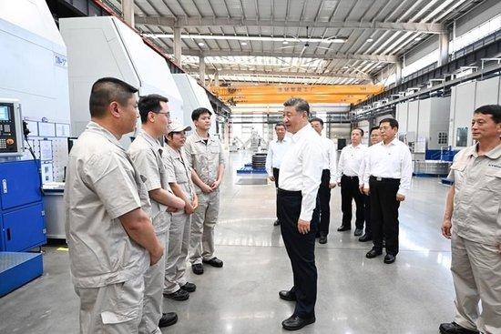 △2025年5月19日，习近平总书记在河南洛阳轴承集团股份有限公司智能工厂考察时，同企业职工亲切交流。