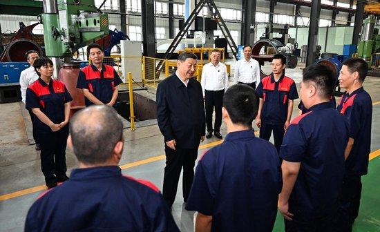 △2025年7月7日，习近平总书记在山西阳泉阀门股份有限公司考察时，同企业员工亲切交流。