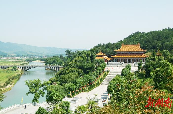 远眺炎帝陵。